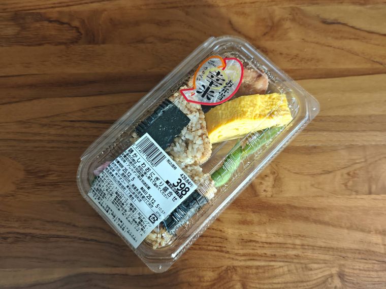 鶏かしわおにぎり盛り合わせが机の上に置いてある