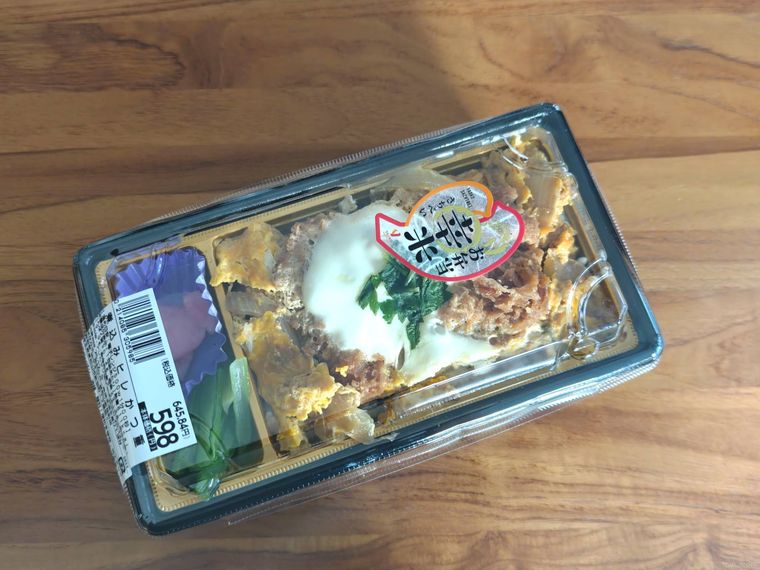 煮込みヒレかつ重が机の上に置いてある