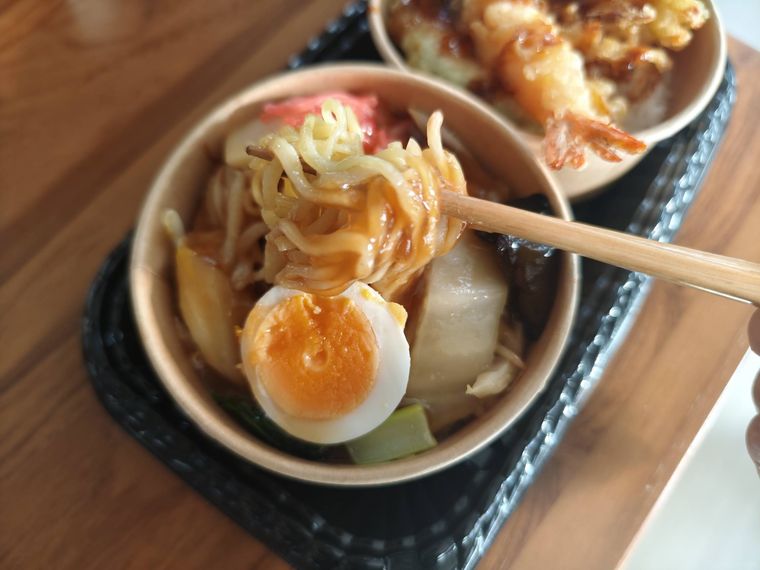 あんかけ焼きそばを箸で持ち上げている様子