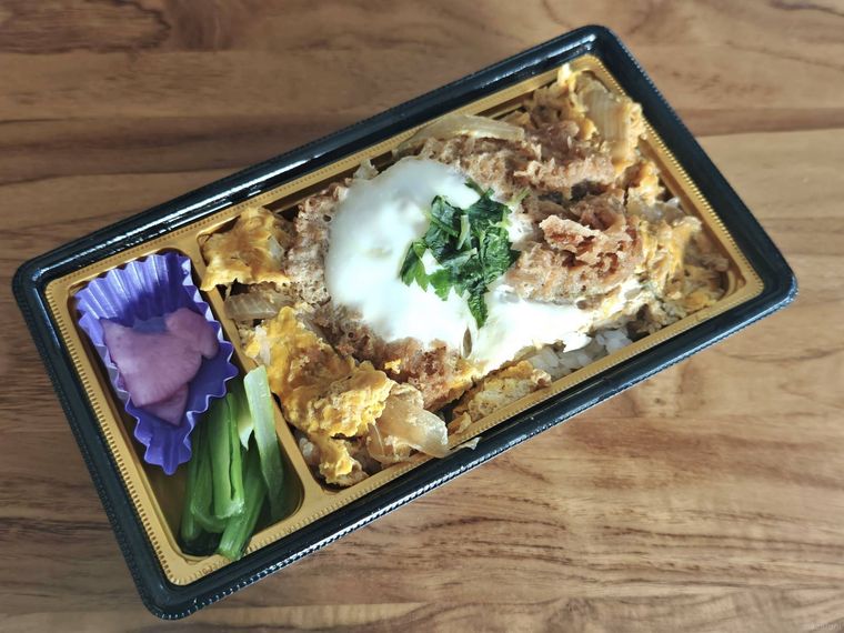 煮込みヒレかつ重のふたを開けた様子