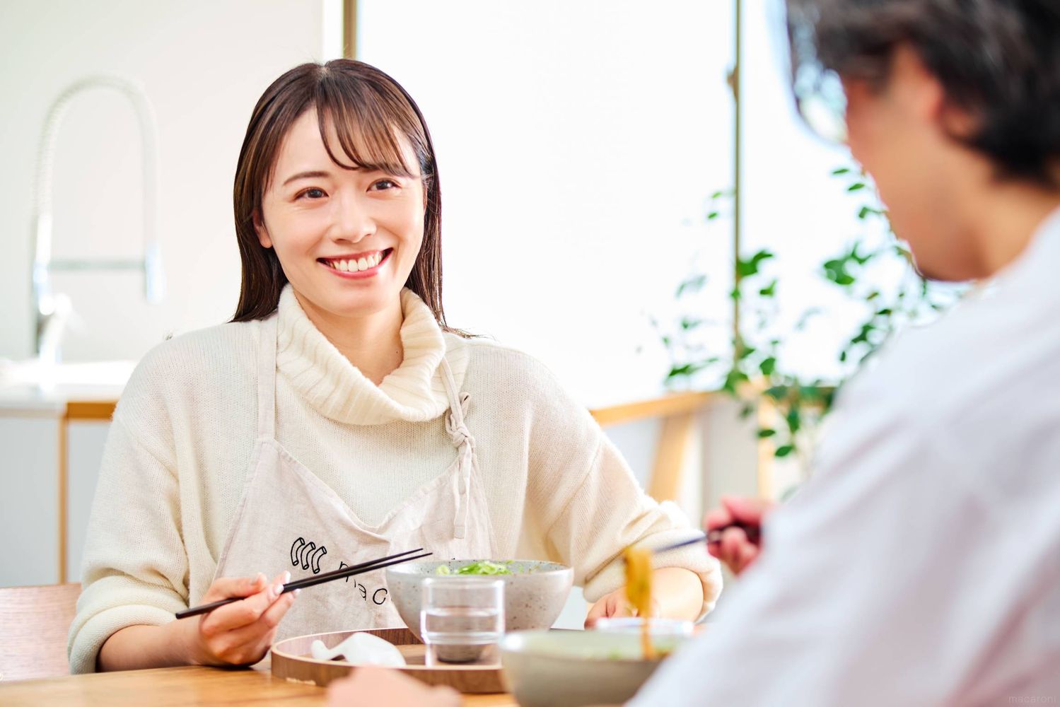 夫婦でカレーうどんを食べている食卓