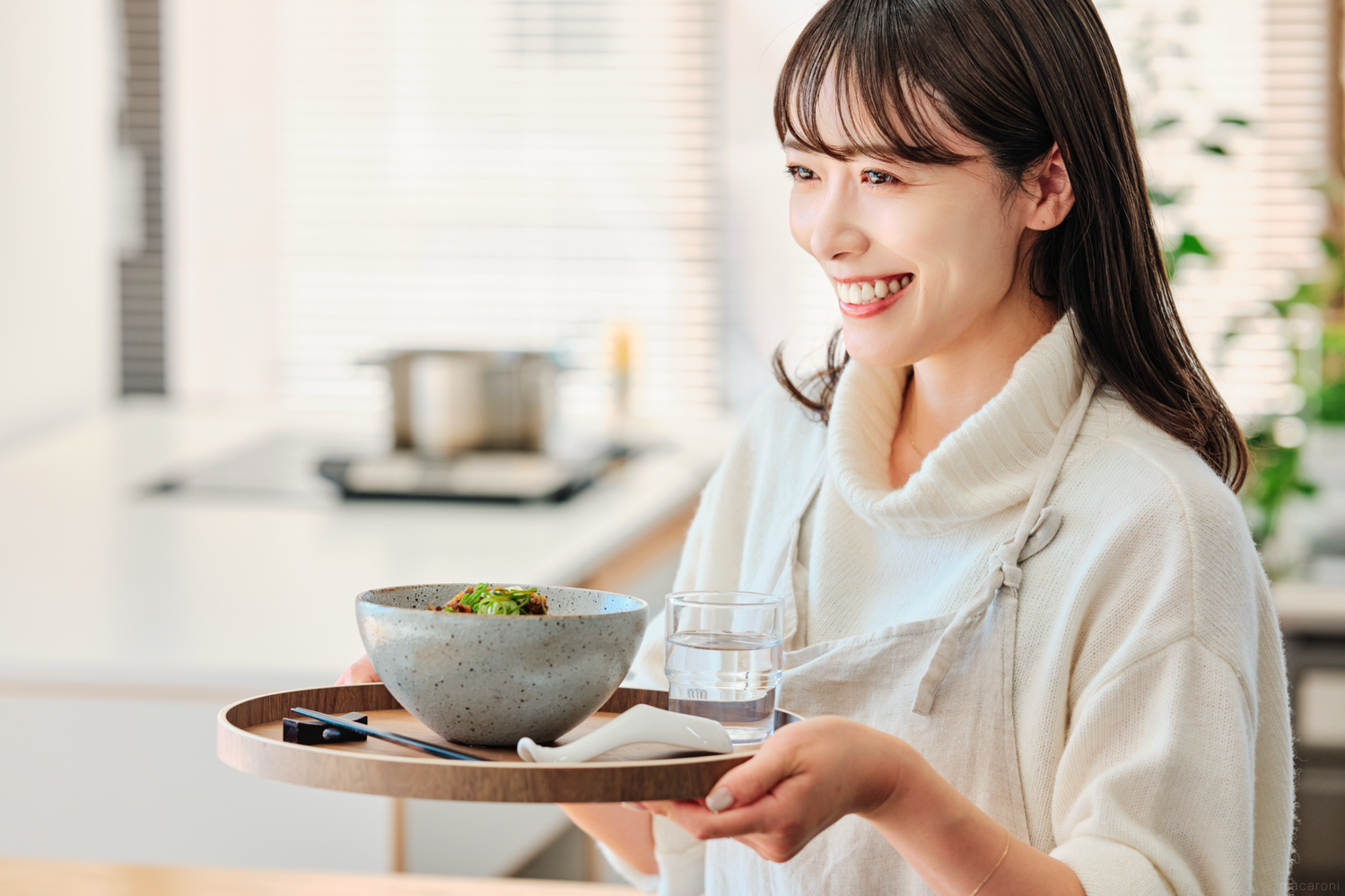 出来立てのカレーうどんをもつ編集部女性