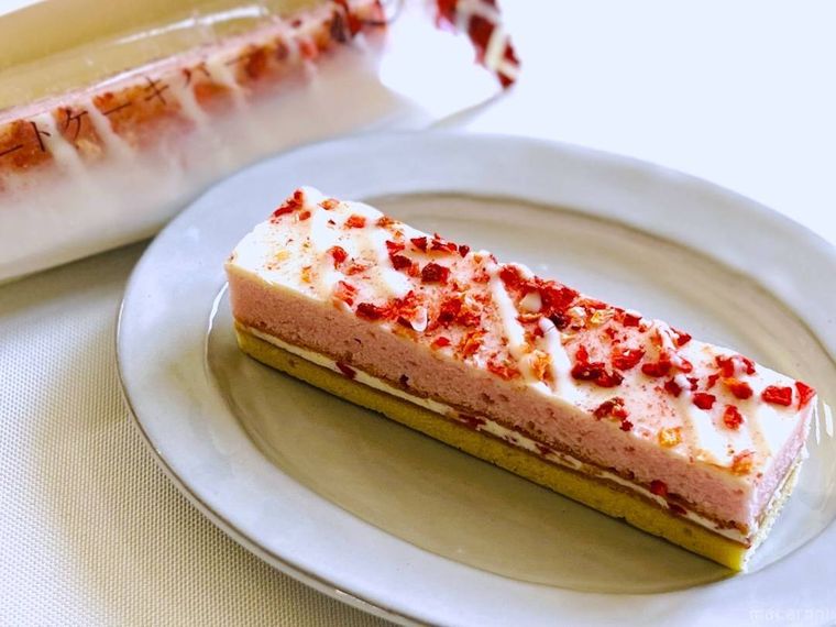 不二家のショートケーキバーを皿に盛り付けた様子