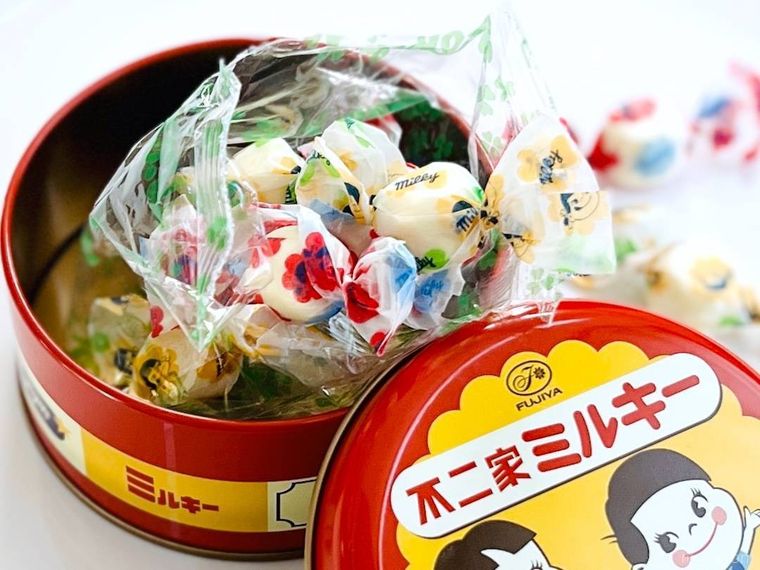 レトロペコポコデザインのミルキー缶からミルキーがあふれ出ている様子