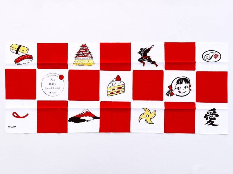 不二家のペコちゃんてぬぐいを広げた様子