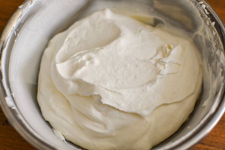 生クリームにヨーグルトを混ぜたところ