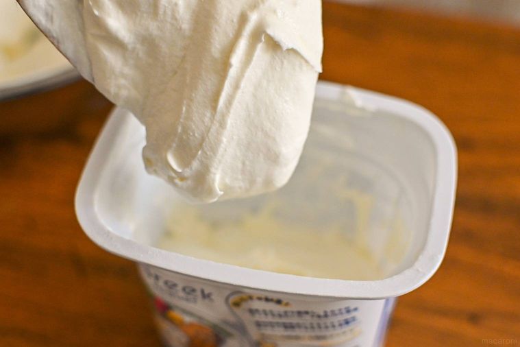 容器にヨーグルトを入れているところ