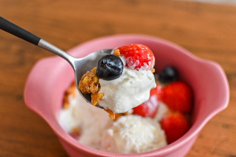 アイスをすくっているところ