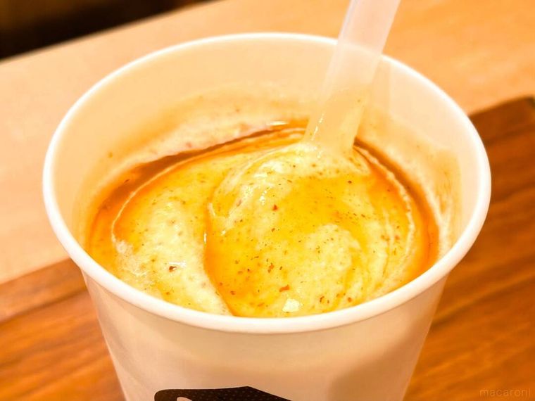 ストローで混ぜられたモスバーガーまぜるシェイク 栗