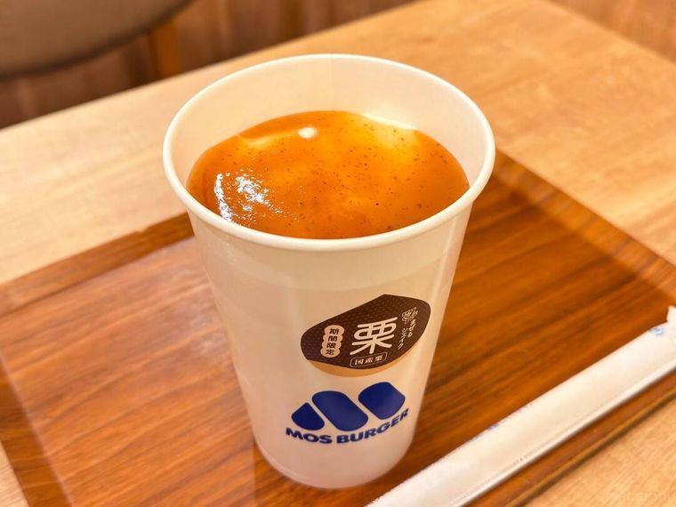 パッケージのふたを開けたモスバーガーまぜるシェイク 栗がテーブルの上に置かれている様子