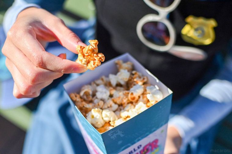ポップコーンを取っている
