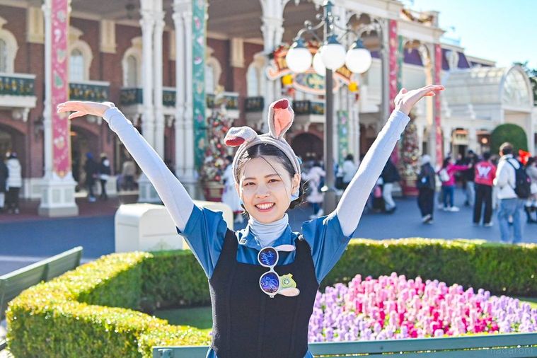 手を上げる女性