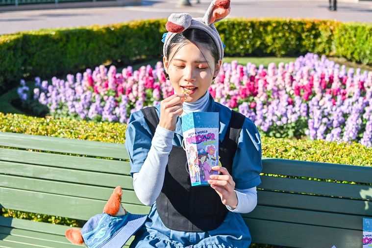 ポップコーンを食べているところ