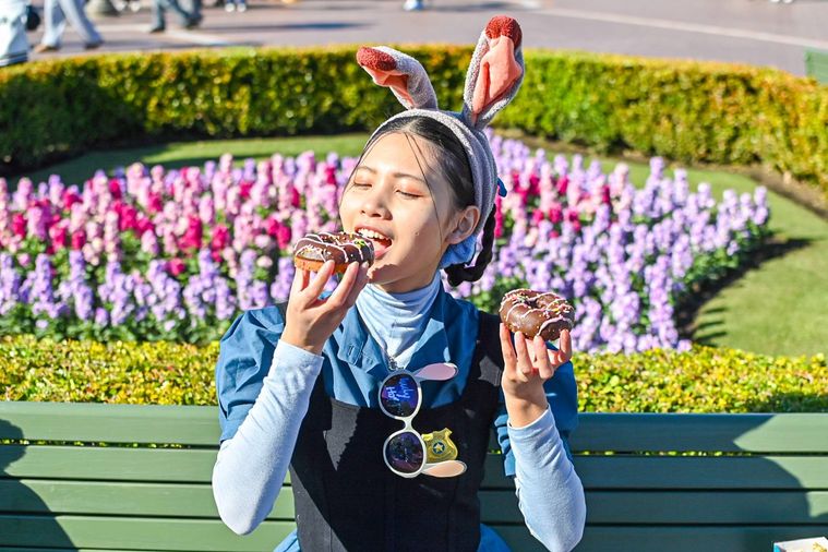 ドーナッツを食べているところ