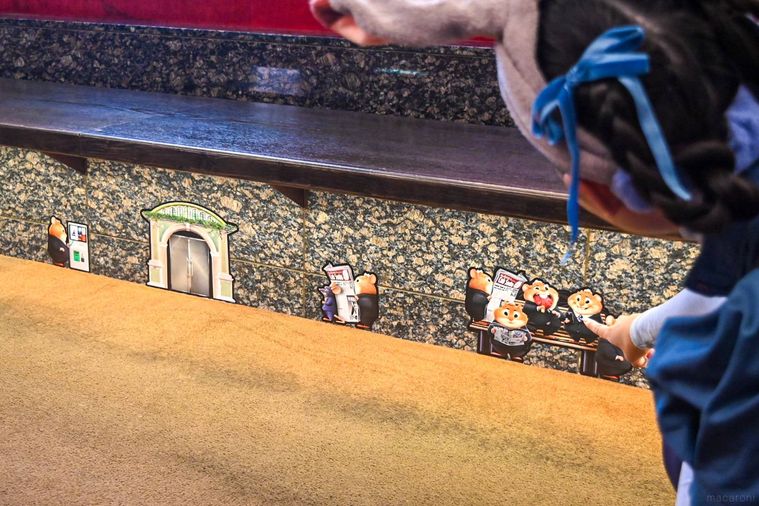 壁のアートを指さしているところ