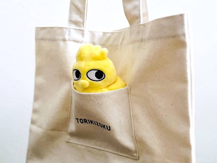 おでかけトリッキートートのポケットにトリッキーのぬいぐるみを入れた様子