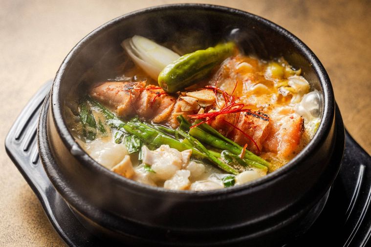 2. 塩にんにく味の明太ホルモン鍋