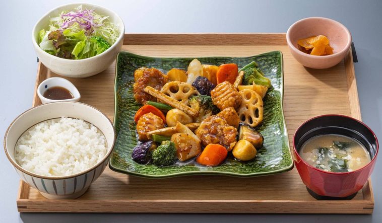 1. 季節の野菜と豚と鶏つくねの黒酢あん