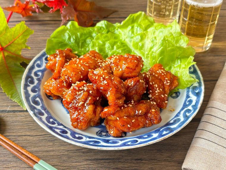 和皿に盛られたヤンニョムチキン