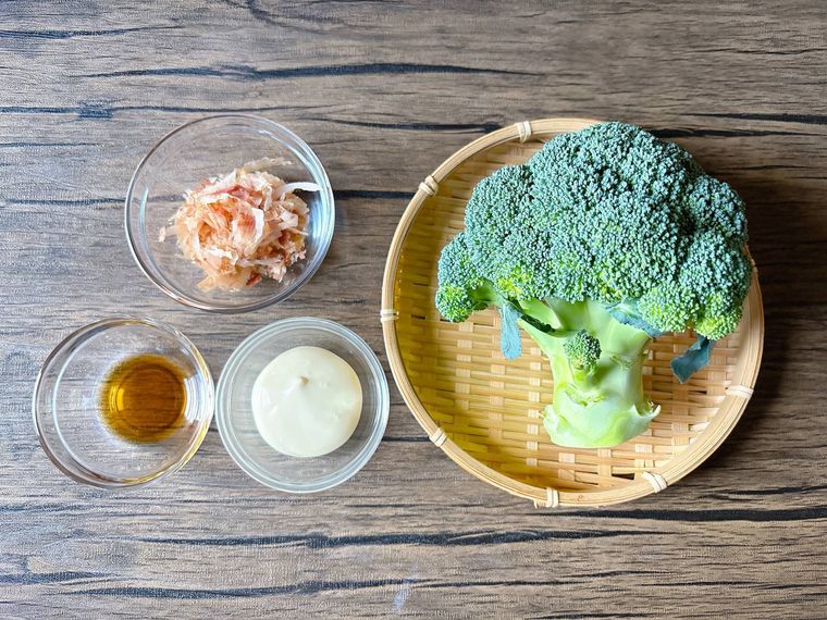 ブロッコリーのおかかマヨ和えの材料