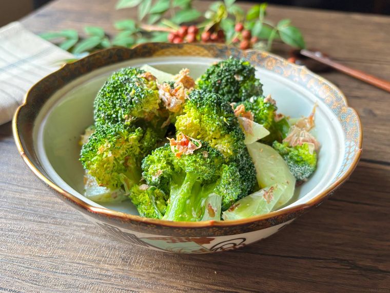 和皿に盛られたブロッコリーのおかかマヨ和え