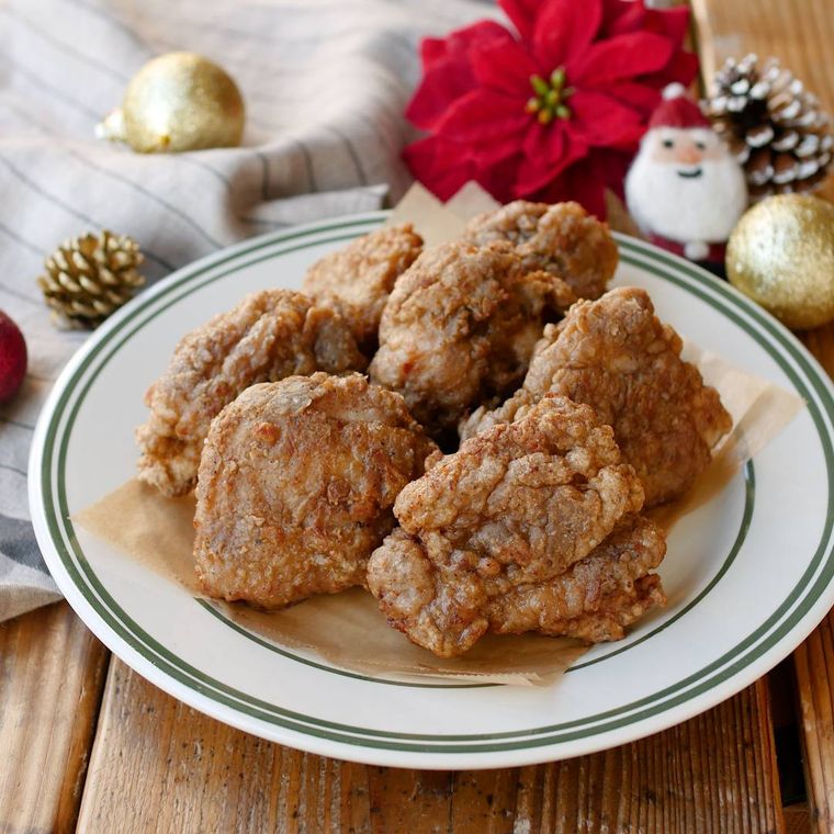 白い皿に盛り付けられたフライドチキン