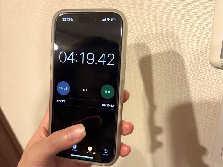 髪を乾かした時間をタイマーで測った様子