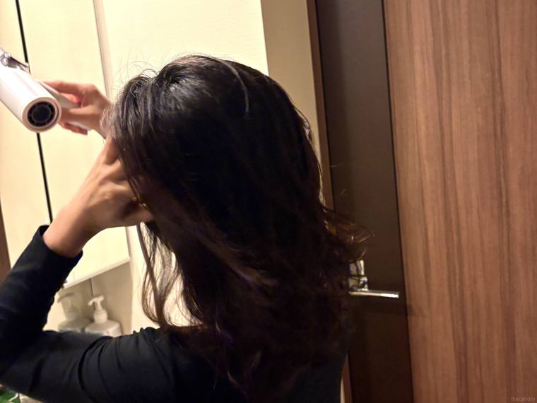 ゴリラのひとふきで髪を乾かす女性