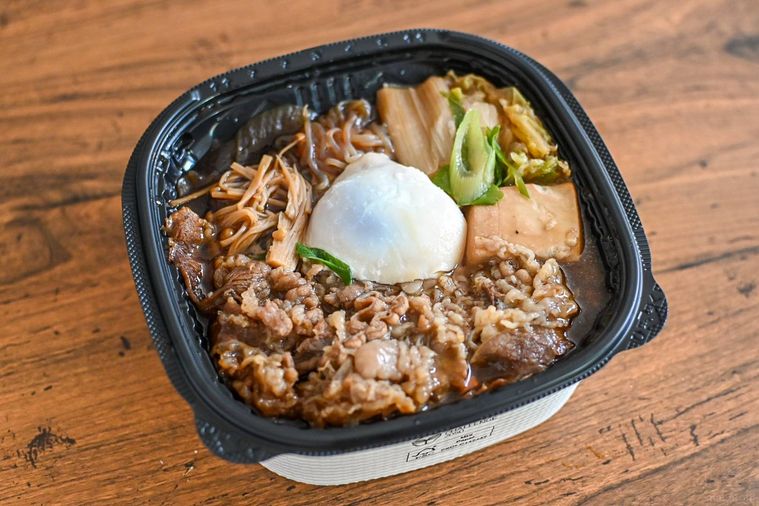 すき焼きの丼ぶりのアップ