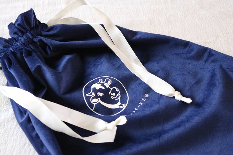 青色のスウェード調巾着