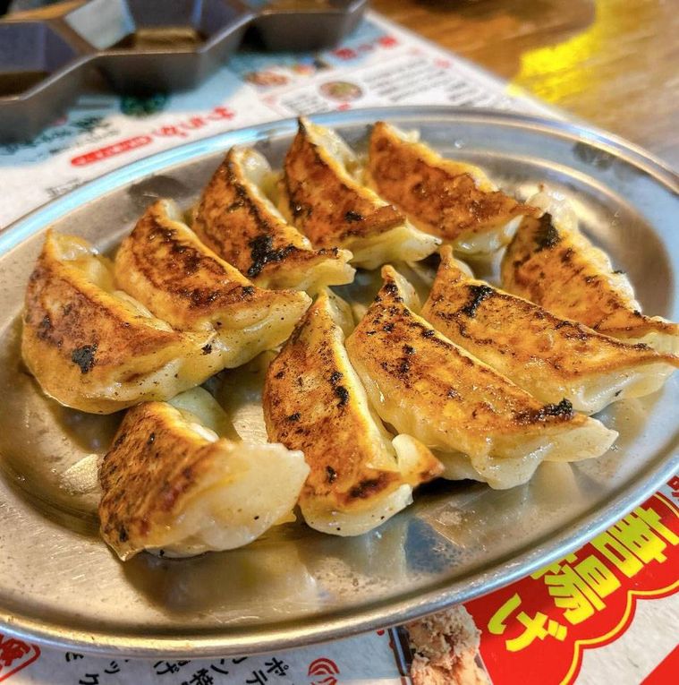 シルバーの器に盛られたかっちゃん餃子