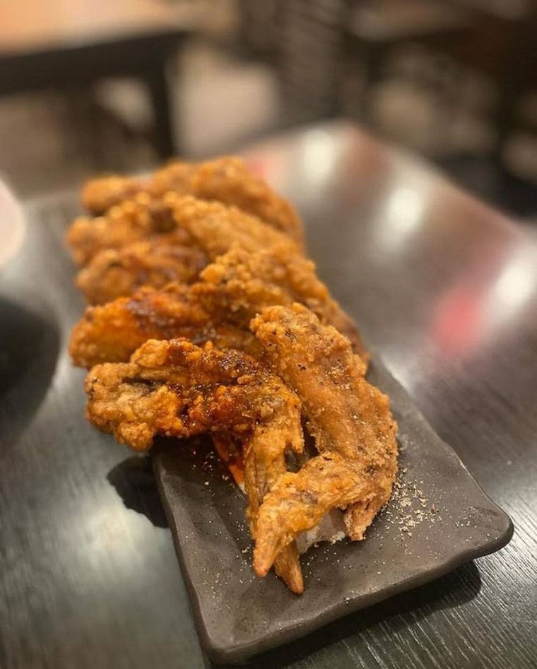 黒い器に盛られた2時間食べ飲み放題の手羽先