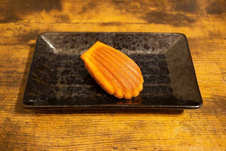 長方形の黒いお皿にのったさとまち吉祥はちみつマドレーヌ