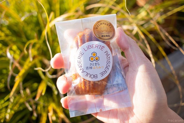 さとまち吉祥はちみつマドレーヌを手に持っている