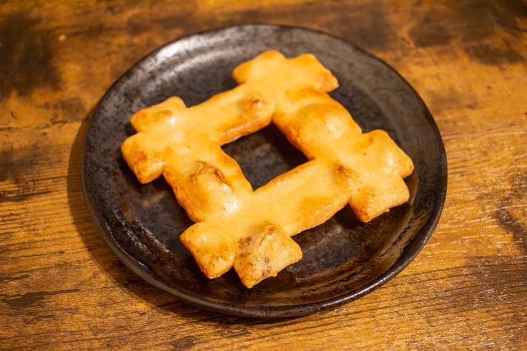 黒いお皿にのった井の頭煎餅