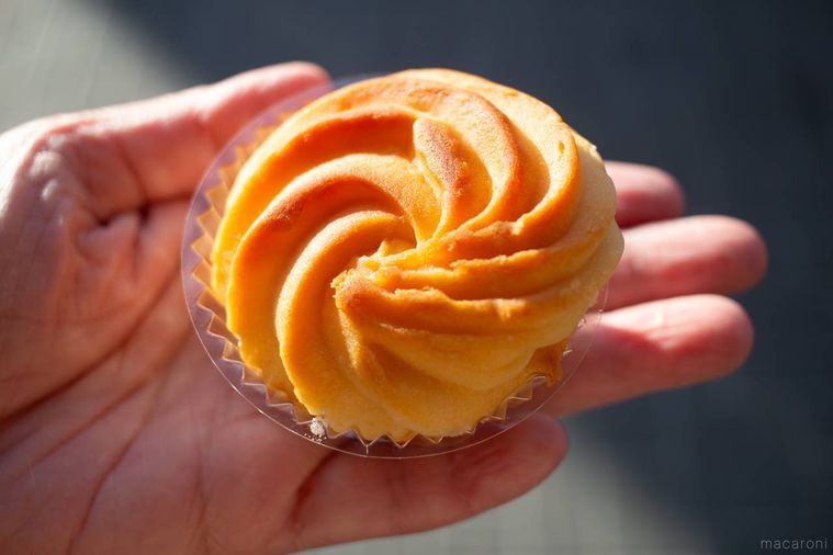 吉祥寺虎屋吉祥寺くるんを手のひらにのせている