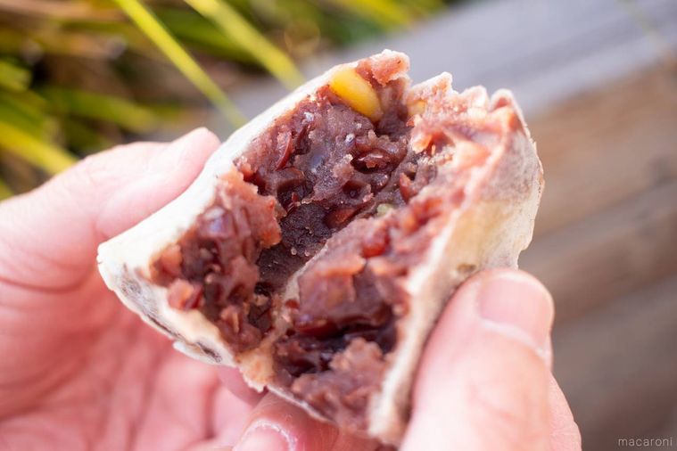 御菓子司 紅梅堂吉祥寺の栗きんつば 吉祥吉日を半分に割っている様子