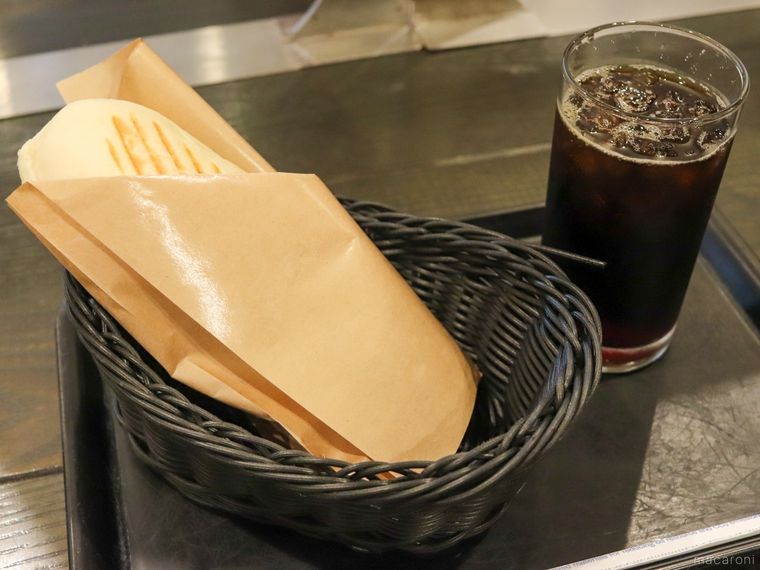 ベックスコーヒーショップのカウンター席に置かれているハムたまごセット