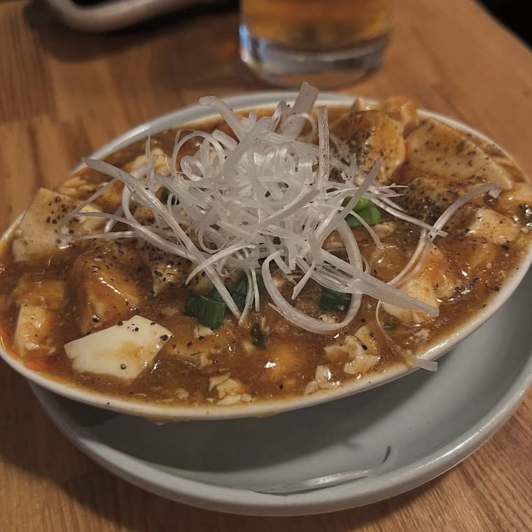 たっぷりの白髪ねぎと麻婆が入ったにんにく入りスタンド麻婆豆腐