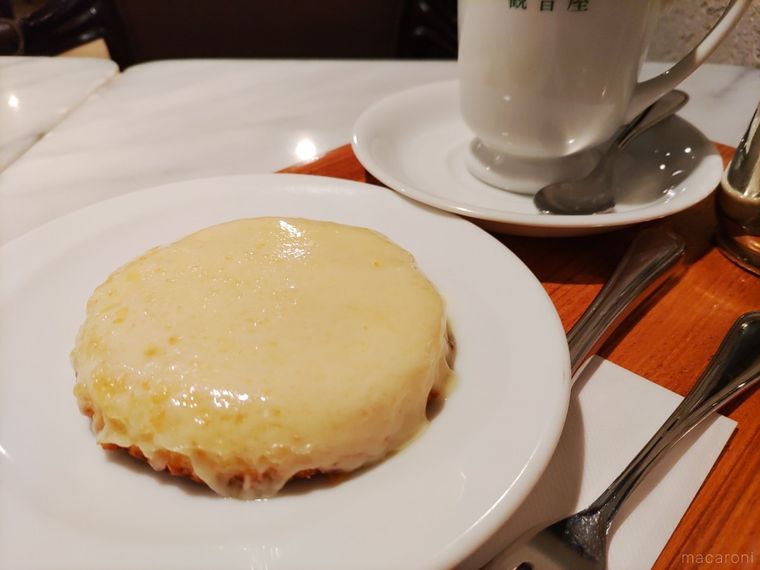 トレイの上のデンマークチーズケーキとコーヒー