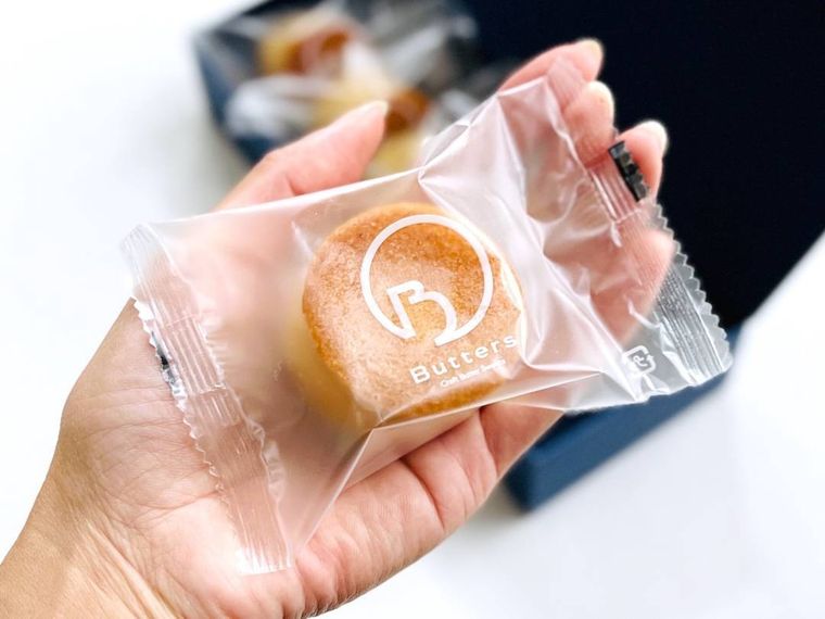 Buttersのクラフトバターケーキを手のひらにのせた様子