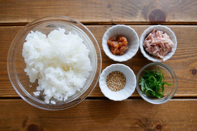 さっぱり混ぜおにぎりの材料が並ぶ木製テーブル