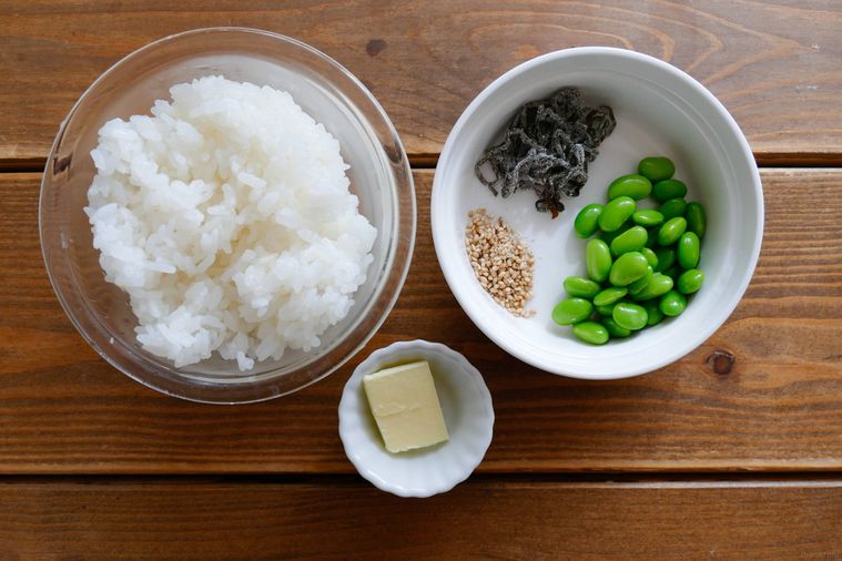 枝豆塩こんぶバターおにぎりの材料が並ぶ木製テーブル