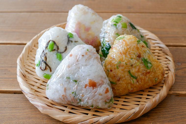 おにぎりが5つのっている竹ざる
