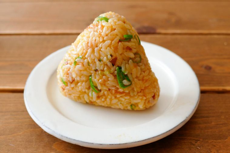 卵かけごはん風おにぎりがのっている皿