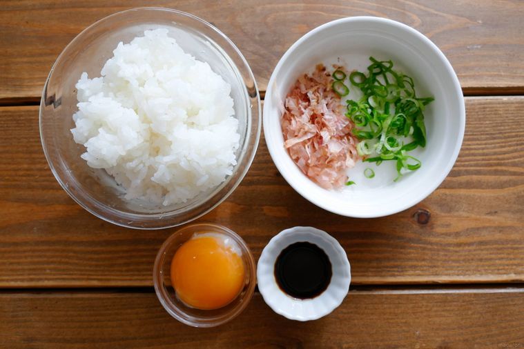 卵かけごはん風おにぎりの材料が並ぶ木製テーブル