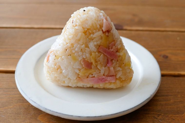 ベーコンチーズおにぎりがのっている皿