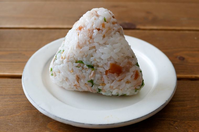 さっぱり混ぜおにぎりがのっている皿