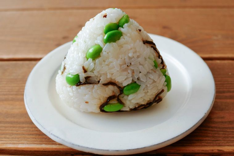 枝豆塩こんぶバターおにぎりがのっている皿