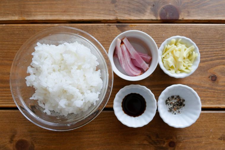 ベーコンチーズおにぎりの材料が並ぶ木製テーブル